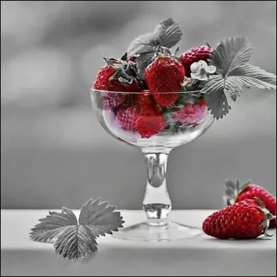 On retrouve Bourvil avec sa salade de fruits ! Il chantait "Un jour ou l'autre, il faudra bien..."