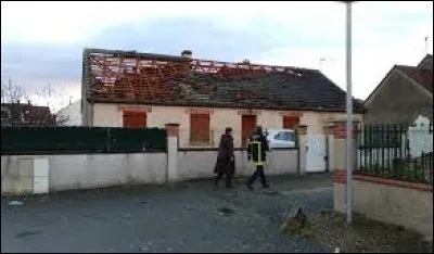 Comme vous le voyez sur cette maison, le vent violent a causé de gros ...