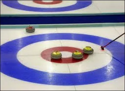 Au curling, cette cible dessin&eacute;e sur la glace porte le nom de ...