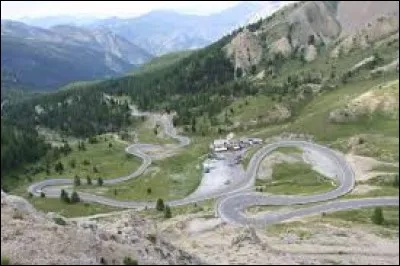 Dans quel massif se trouve le col de l'Izoard ?