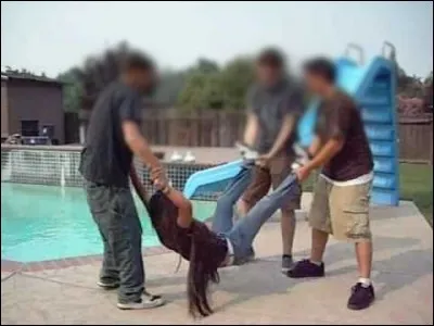 En train de bouquiner calmement, tes amis t'attrapent et te jettent dans la piscine, avec ta superbe tenue. Quel est ton niveau de colère ?