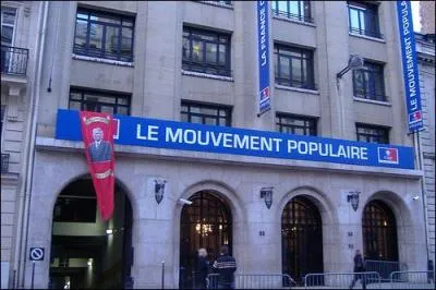 Action Discrte a accroch un portrait de Villepin au sige de l'UMP. Un militant UMP en a ensuite fait un paillasson. Il s'en est excus en disant :