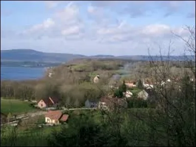 Nous sommes à présent en Bourgogne-Franche-Comté, à Fontenu. Petit village de 71 habitants surplombant le lac de Chalain, dans l'arrondissement de Lons-le-Saunier, il se situe dans le département ...
