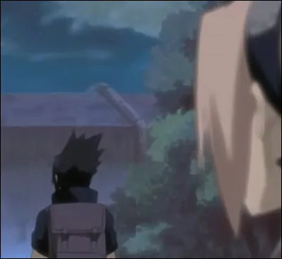 Que fait Sakura avant que Sasuke quitte le village ?