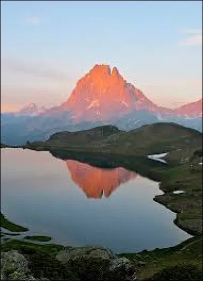 Le pic du Midi d'Ossau se trouve dans les Alpes du sud.