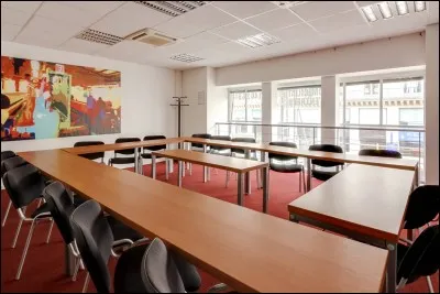 Ceci est une salle de réunion. Parmi les choix suivants, qui est habilité dans l'établissement à y assister ?