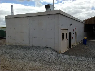 Dans ce local, on y trouve beaucoup d'outils, permettant l'entretien régulier du site. Qui est la personne en charge de cela ?