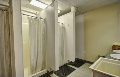 Quant aux douches, nous en avons trois, deux pour les jeunes et une pour les adultes. Combien de douches y a-t-il en tout ?