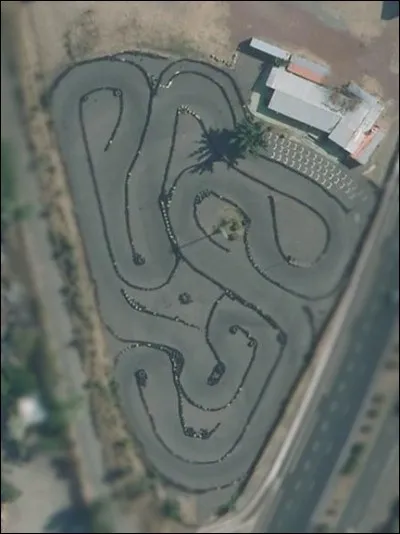 Sur ce circuit, les jeunes peuvent se prendre pour de véritables pilotes grâce au karting ! Quelle image correspond à un kart ?