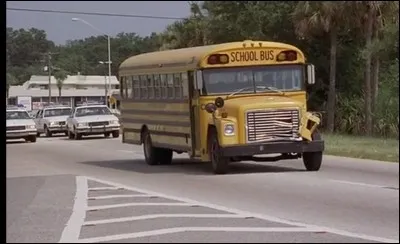 L'établissement en possède trois, pour transporter les jeunes lors de sortie à l'extérieur. Rassurez-vous, les nôtres sont neufs ! Dans quel film ce bus apparaît-il ici ?