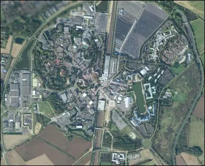 Notre terrain fait l'équivalent de ce célèbre parc d'attraction français. L'avez-vous reconnu ?