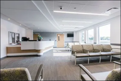 Puis ici une hôtesse d'accueil vous fait patienter, dans l'attente d'une prise en charge par le responsable du site. Quel est ce petit dôme noir au-dessus de nos têtes ?