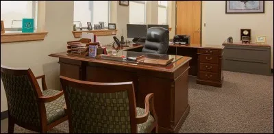 Le directeur des lieux siège ici. Combien voyez-vous d'écrans dans cette pièce ?