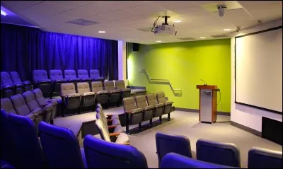 Après avoir fait les différents montages de leur film, ils sont visionnés dans la salle de projection. Quel est cet objet de couleur blanche sur le plafond, en forme de carré ?