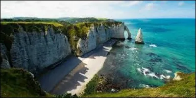 Comment appelle-t-on les habitants d'Étretat (Seine-Maritime) ?