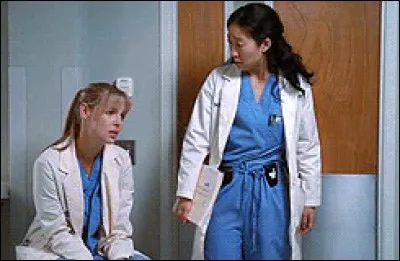 Dans l'épisode 2 de la saison 1, Izzie va soigner une clandestine chinoise mais elle va faire appel à Cristina pour traduire la langue de la patiente, sauf que Cristina lui dit qu'elle ne parle pas chinois car 
elle a été élevée à Beverly Hills et Cristina est...
