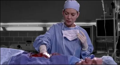 Dans l'épisode 16 de la saison 2, pourquoi Meredith ne doit-elle surtout pas bouger sa main ?