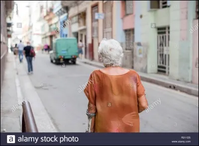 Si une vieille dame a du mal à marcher, que fais-tu ?