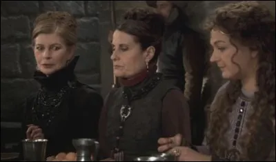 Selon tante Cryda, en combien de temps passe-t-on de fille de fermier à reine de Bretagne ?