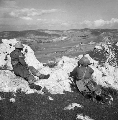 En Afrique du Nord, les Alliés partirent à l'assaut de la Tunisie, prise entre deux feux. Le 12 mai 1943, les Allemands capitulaient et les Alliés faisaient...