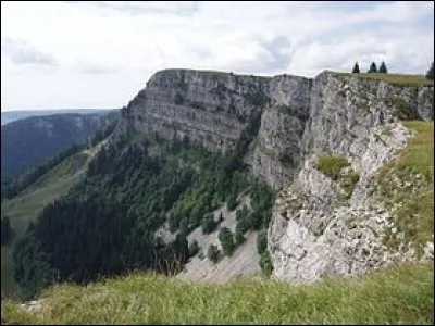 Dans quelle chaîne de montagne le mont d'Or (1 463 m) se situe-t-il ?