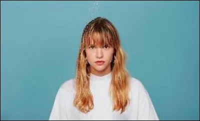 De quel instrument joue-t-elle ?