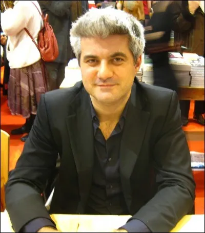 Cet écrivain, prix Goncourt 2004 pour son roman "Le Soleil des Scorta", auteur ensuite de "Pour seul cortège" et de "Écoutez nos défaites", c'est ... Gaudé.