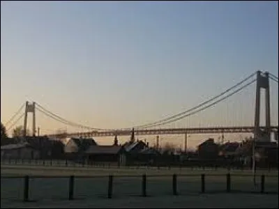 Promenons-nous sur le pont de Tancarville (Seine-Maritime). Les habitants de cette commune sont les ...