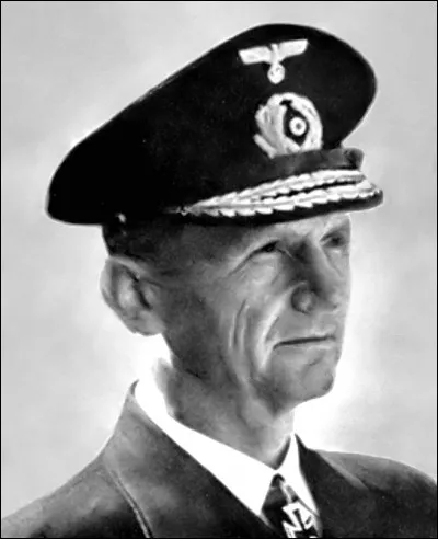 Qui Hitler choisit-il pour lui succéder peu avant son suicide ?