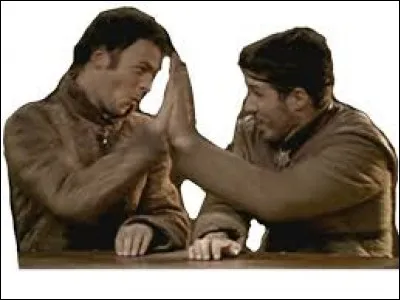 Il s'est cramé les poils des jambes avec une bougie :