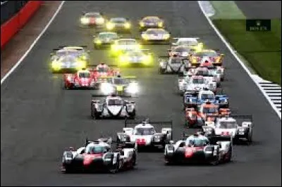 Vous avez décidé d'aller à Auxerre, pour rejoindre ensuite Le Mans, car vous aimez les courses de voitures, pour cela prenez la direction ...