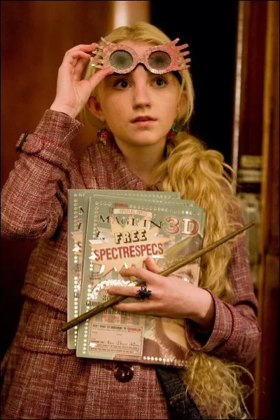 Quelle est la couleur de cheveux de Luna Lovegood ?
