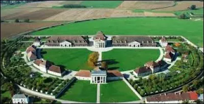 Voici la saline royale d'Arc-et-Senans (Doubs). Les habitants de cette commune portent le gentilé...
