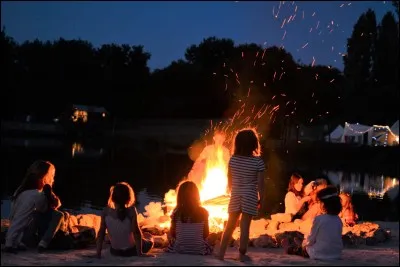 A la fin des vacances tu es invitée à une fête...