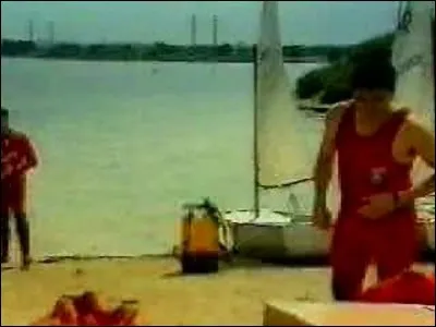 Sur cette photo, Alain Chabat et Jean-Marie Bigard parodient un produit essentiel à notre beauté et notre santé, lequel ?