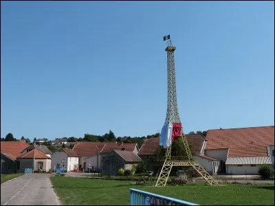Combien mesure la r&eacute;plique de la Tour Eiffel &agrave; Soing-Cubry-Charentenay ?