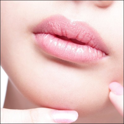 Je sers pour des lèvres desséchées, et principalement en hiver où elles ont besoin de moi.
Que suis-je ?