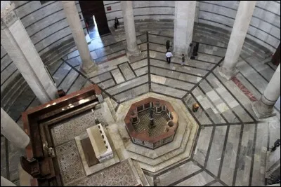 Au Moyen &Acirc;ge, l'eau est consid&eacute;r&eacute;e comme purificatrice ; gr&acirc;ce &agrave; quels actes cela fut-il le cas ?