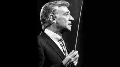 Ce compositeur, chef d'orchestre et pianiste américain est notamment l'auteur de la partition de la comédie musicale West Side Story. Il se prénomme ...