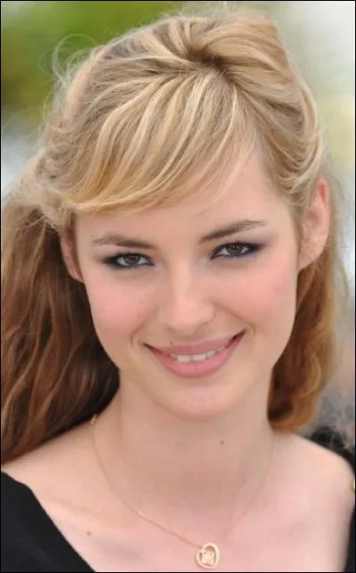 Cette actrice, qui a joué dans "Les Aventures extraordinaires d'Adèle Blanc-Sec", puis dans "Je suis un soldat", c'est ... Bourgoin.