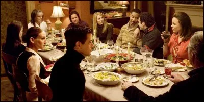 Le téléphone sonne à l'heure du dîner. Un collègue de travail te demande conseil avant un rendez-vous important.