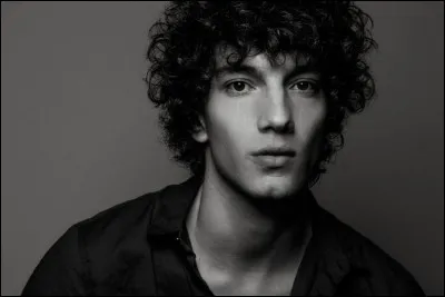 Comment s'appelle le demi-frère de Lucrecia ?