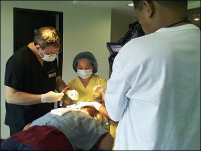 D'ailleurs, lorsque les cils tombent, il est possible de s'en faire greffer ! De quand date la première greffe de cils ?