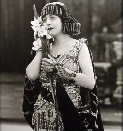 Autre produit populaire chez les filles désireuses de mettre en valeur leurs cils, voici les extensions de cils ! Sur cette photographie, on peut voir l'actrice Seena Owen porter une des toutes premières extensions de cils sur le tournage du film "Intolerance", sorti en 1916 ! 
En quoi étaient faites ces extensions ?