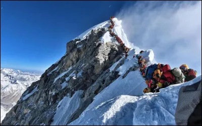 Quelle est l'altitude du mont Everest en Asie ?