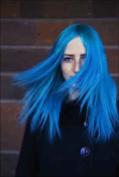C'est bien beau de se faire une couleur mais encore faut-il savoir l'entretenir ! Pour vos cheveux colorés, il faut utiliser uniquement des shampoings "spécial couleur".