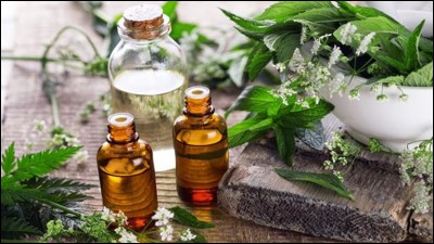Par quel terme désigne-t-on la méthode de soins faisant appel aux vertus des huiles essentielles pour une visée thérapeutique ?