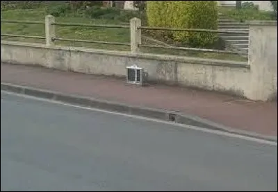 Un véhicule motorisé n'a pas le droit de stationner et de circuler sur un trottoir.
