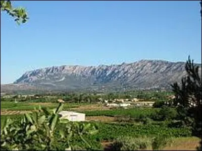 La montagne Sainte-Victoire se trouve en Provence-Alpes-Côte-d'Azur, à cheval sur les départements du Var et des Bouches-du-Rhône.