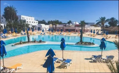 Par quelle mer la Tunisie est-elle bordée ?